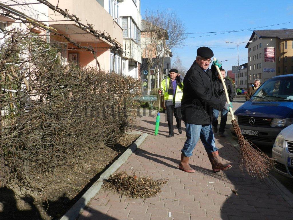 primarul Ion Lungu maturand pe strada Obcinilor